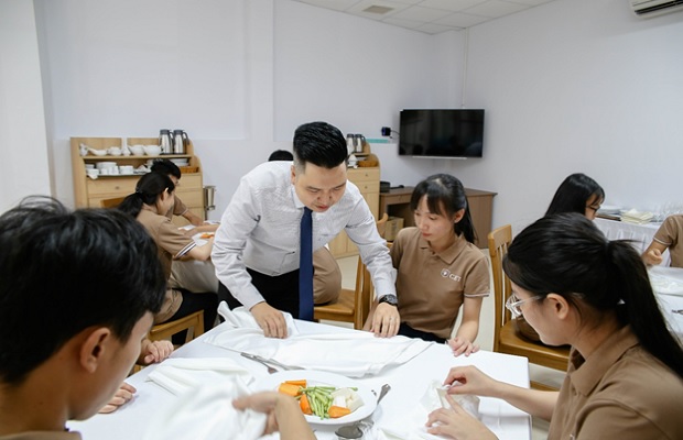 Học sinh thực hành một số mẫu gấp khăn ăn