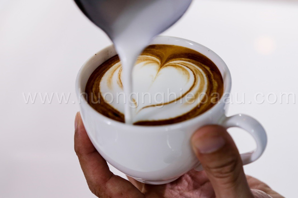 cappuccino với lớp bột ca cao