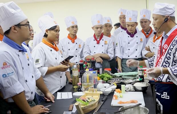 Chef chia sẻ kiến thức với học viên 