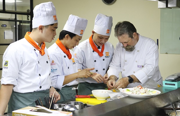 Chef Norbert Ehrbar hướng dẫn học viên