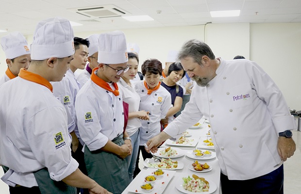 Chef Norbert Ehrbar nếm thử và nhận xét 