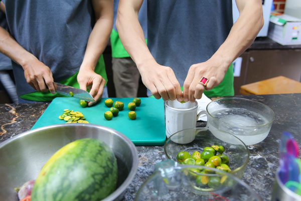 học viên thực hành làm syrup