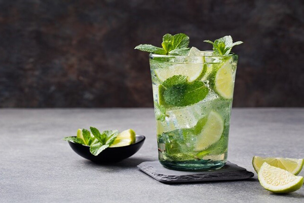 pha chế mojito với kỹ thuật Muddle