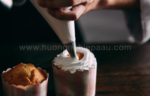 bắt kem lên bề mặt bánh cupcake