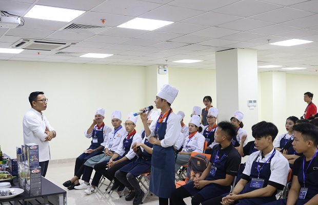 Chef Hungazit giao lưu với học viên