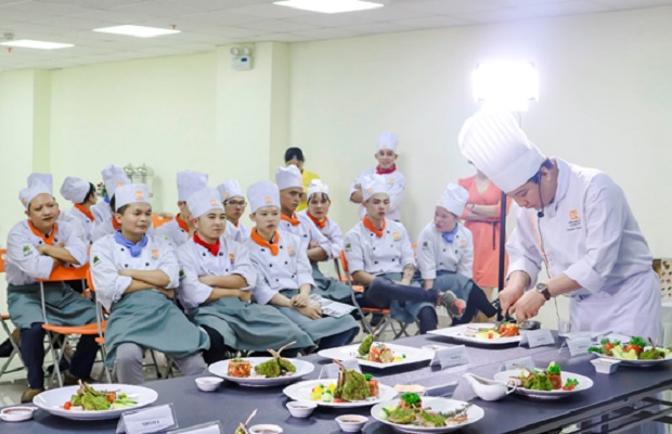 Chef nhận xét và chấm giải cho các đội thi