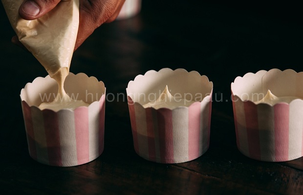 cho bột bánh vào khuôn cupcake