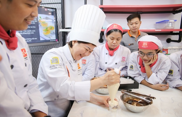 Cô Thanh Thảo hướng dẫn khách tham gia làm bánh