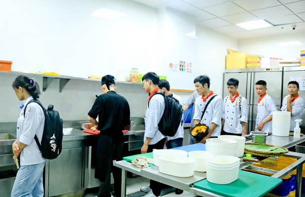 Học viên tham quan khu vực bếp