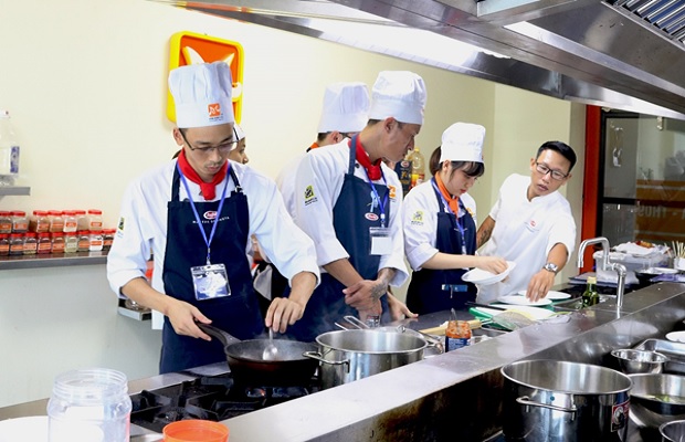 Học viên thực hiện nấu ăn 