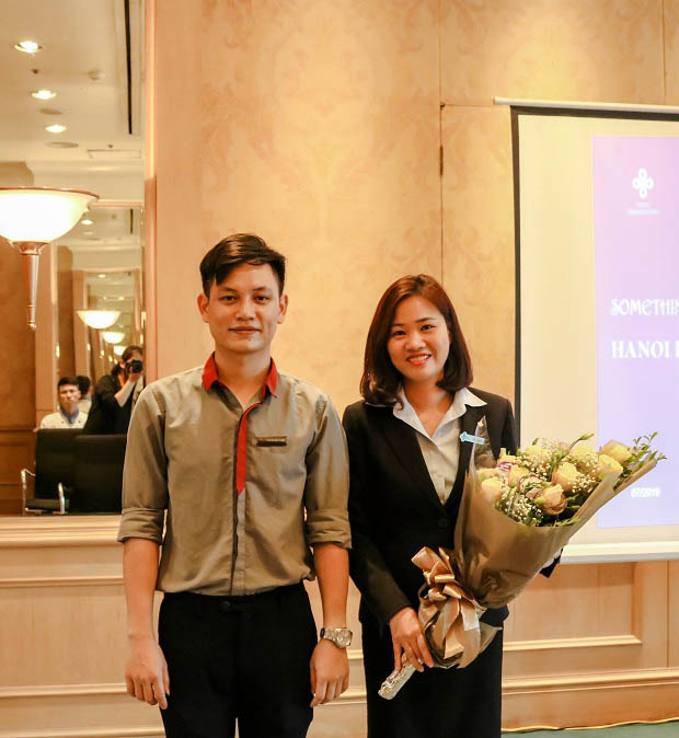 Mr. Đức Thiện HNAAu đại diện tặng hoa Ms. Hoa Le