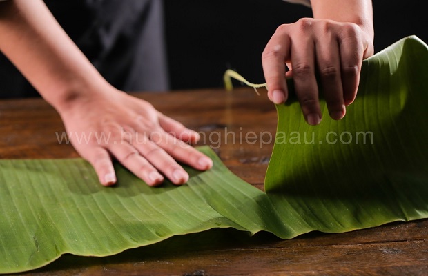 chia lá chuối trở thành miếng nhỏ