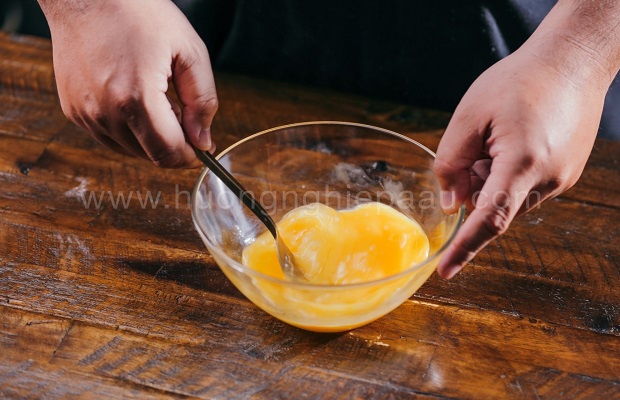 đánh tan trứng với vani