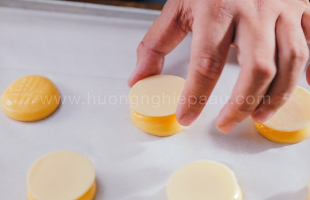 đặt topping cookie lên bột bánh