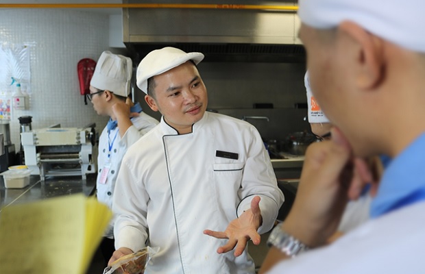 Đầu bếp phụ trách Khu Bếp Tàu  Mr. Khánh chia sẻ
