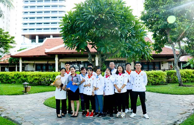 Học viên chụp hình lưu niệm cùng đại diện từ resort