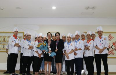 Ms. Kim Thúy gửi tặng món quà đến Ms. Thùy Dung