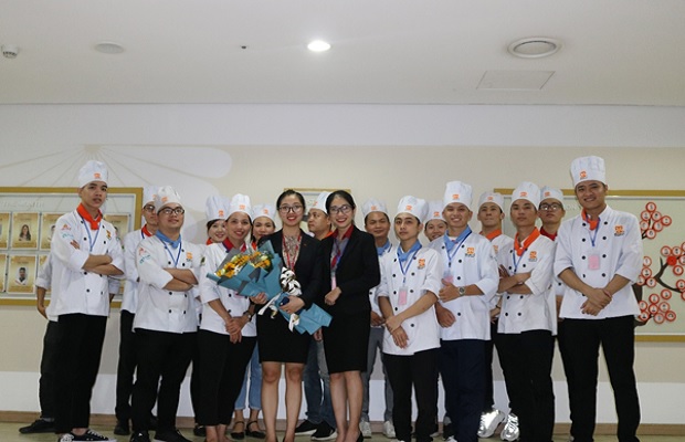 Ms. Kim Thúy gửi tặng món quà đến Ms. Thùy Dung 