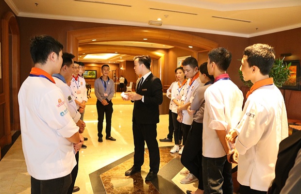 Quản lý khách sạn hướng dẫn khu vực Meeting