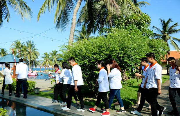 tham quan các khu vực hồ bơi trong Resort