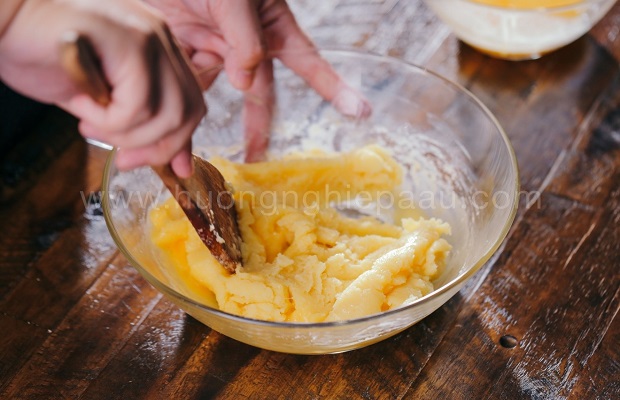 trộn trứng với láo lếu phù hợp bột