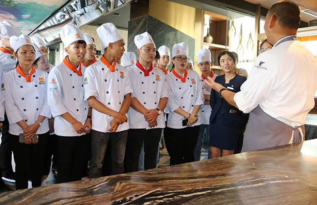 Chef James Paul Lorenzo giới thiệu khu bếp mở 