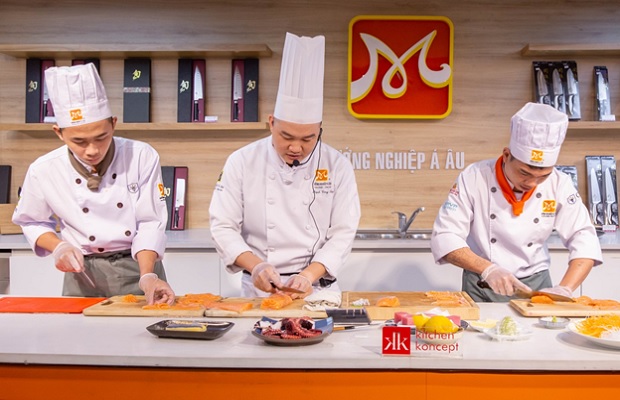 học viên thực hành dưới sự hướng dẫn của Chef