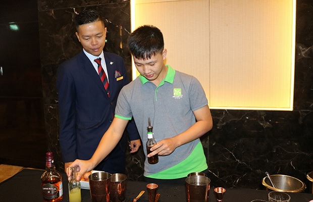 Học viên trải nghiệm pha cocktail tại khách sạn