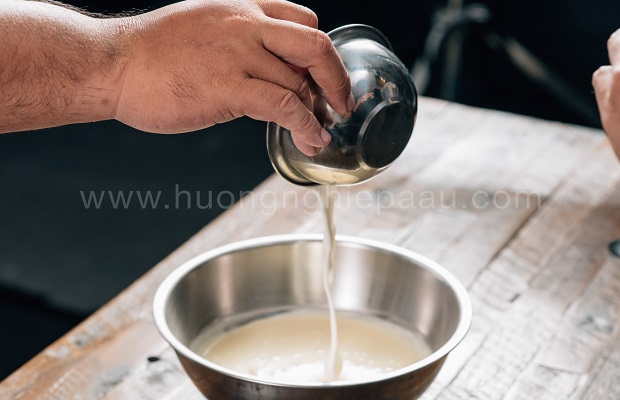 khuấy đều hỗn hợp trong âu