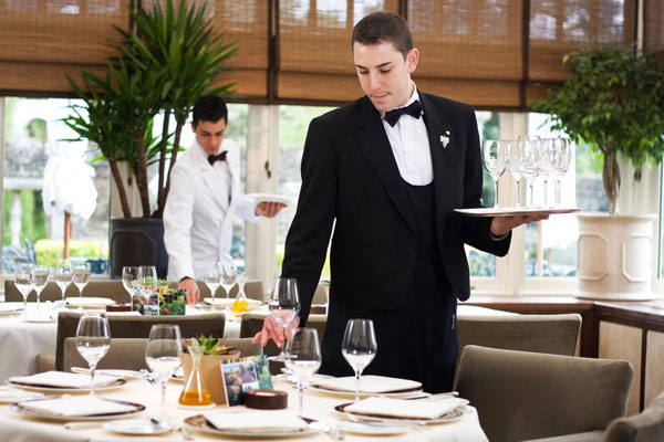 Phục vụ bàn tiếng Anh là waiter, waitress