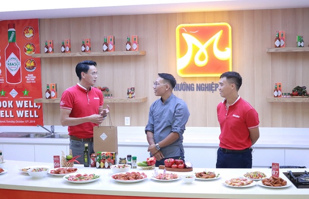 Anh Phùng Tuấn Huy tặng quà đến Chef Hungazit