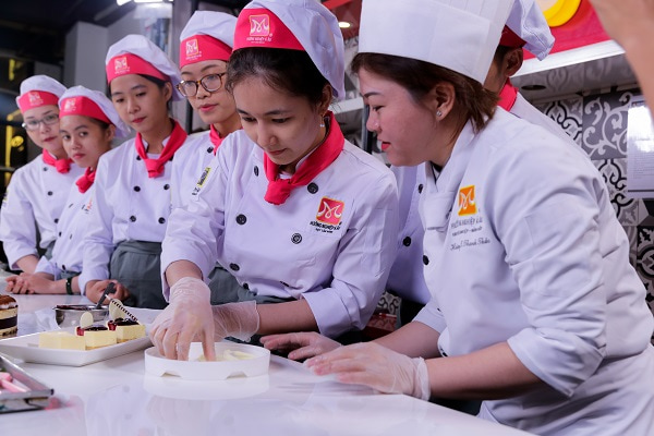 nước xốt bánh mì thịt heo quay