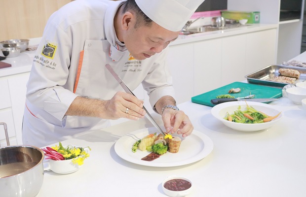 Chef Đoàn Minh Tâm thực hiện décor