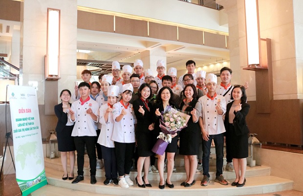 chụp ảnh lưu niệm tại Pan Pacific Hanoi Hotel