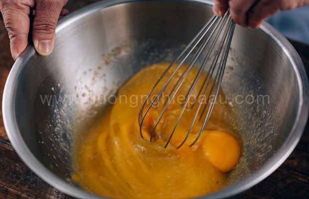 khuấy tan trứng với đường