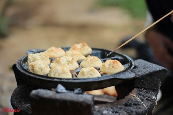 bánh thuẫn bung nở và có màu vàng