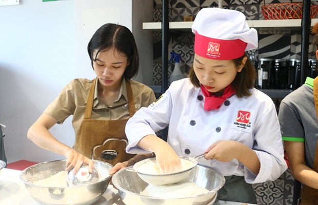 làm bánh tặng cho các em nhỏ 