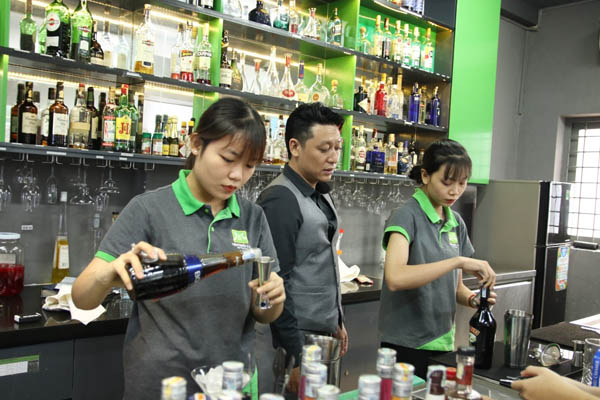 thực hành pha chế cocktail từ rượu mùi