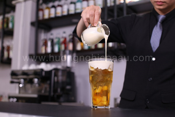 trà đào với macchiato