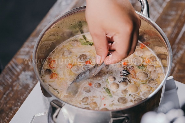 cho tôm vào soup