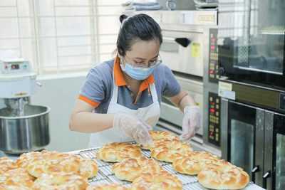 Cô Thanh Phương làm bánh