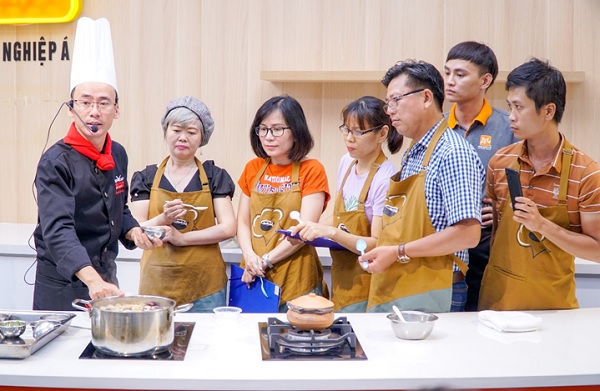 Chef Lập hướng dẫn các khách mời 