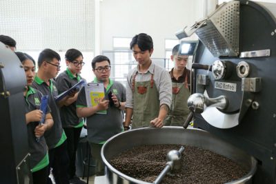 học viên tham quan nhà máy cà phê