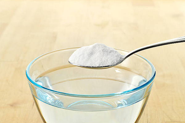 nước và bột baking soda