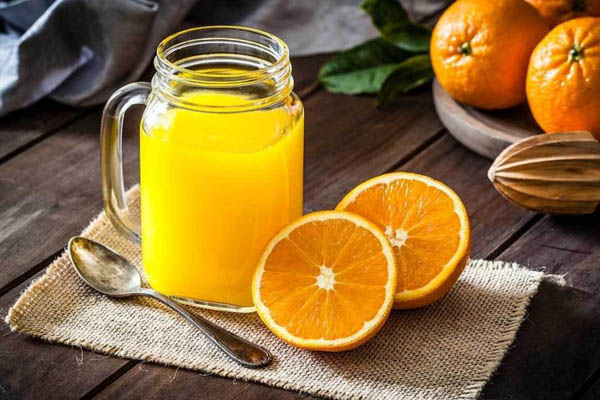 pha nước cam uống mỗi ngày