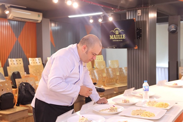 Chef Frank Sampéré nếm món ăn 
