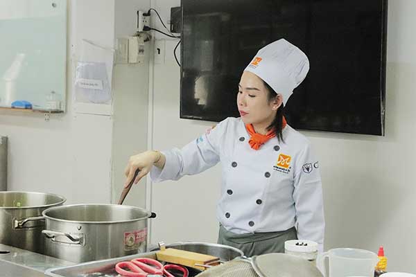 học viên tập trung thực hiện chế biến món ăn