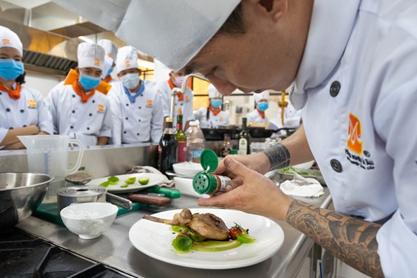 Chef thực hiện phần chế biến món 