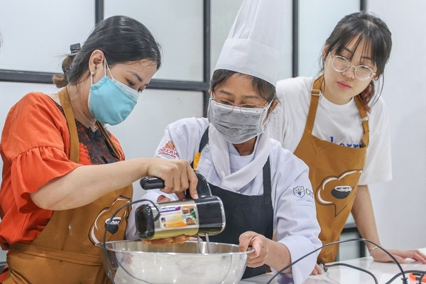 giảng viên hướng dẫn kỹ thuật làm cookies