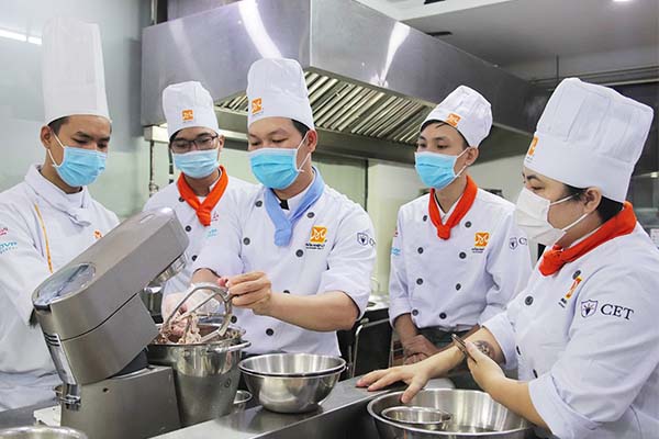 giảng viên hướng dẫn quết nhân bánh bao thịt